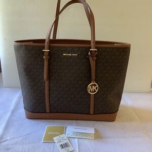 Authentic Michael Kors Medium Jet Set travel Handbag Purse New